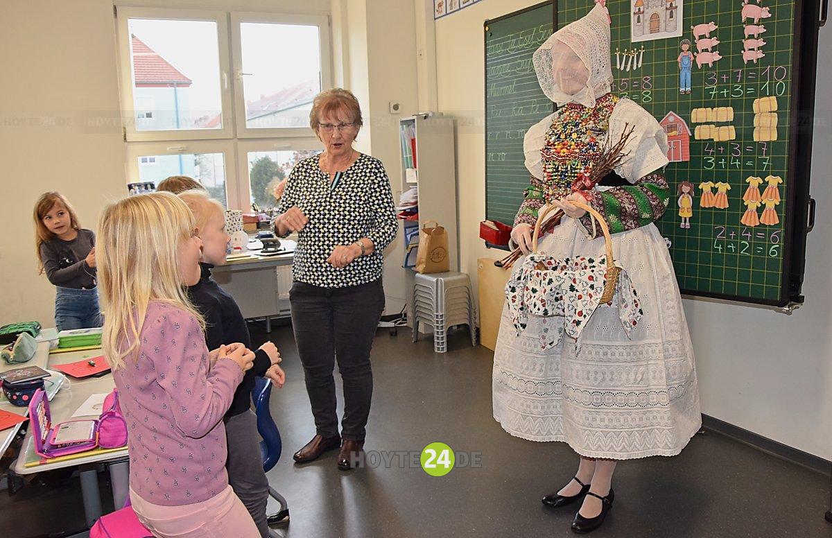 Man sieht das Bescherkind in der Handrij-Zejler-Grundschule.