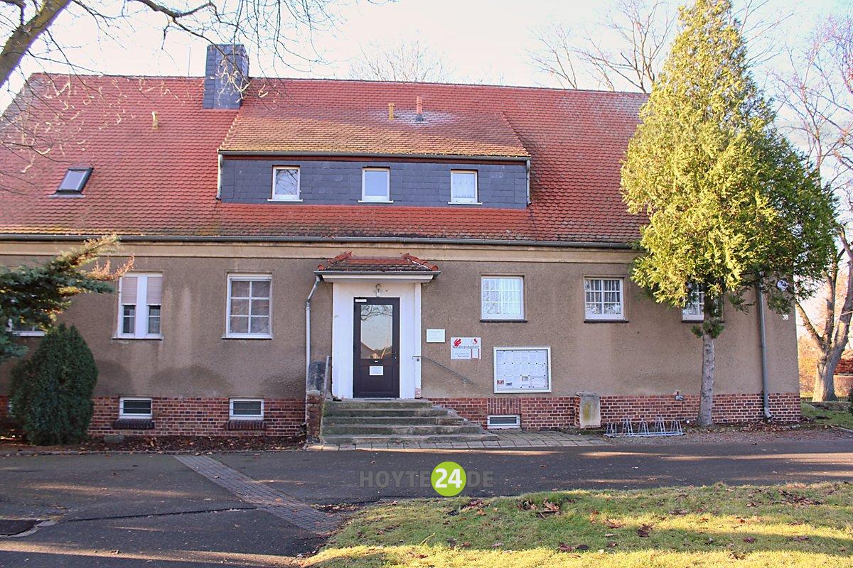 Man sieht die Ortsteilverwaltung Zeißig.