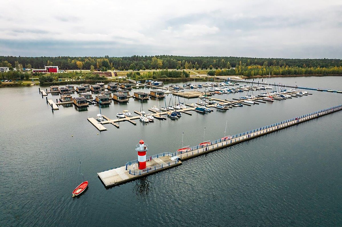 Man sieht den Hafen am Bärwalder See.