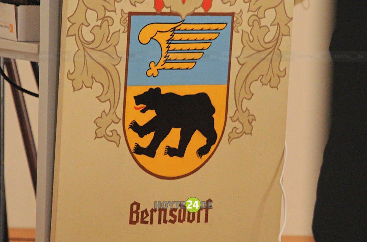 Man sieht das Stadtwappen von Bernsdorf.