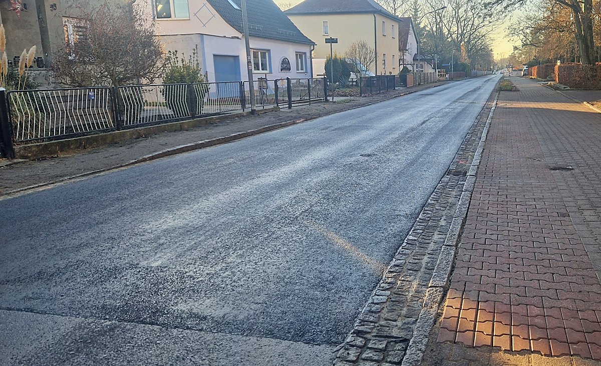 Man sieht die frisch sanierte Karl-Liebknecht-Straße.