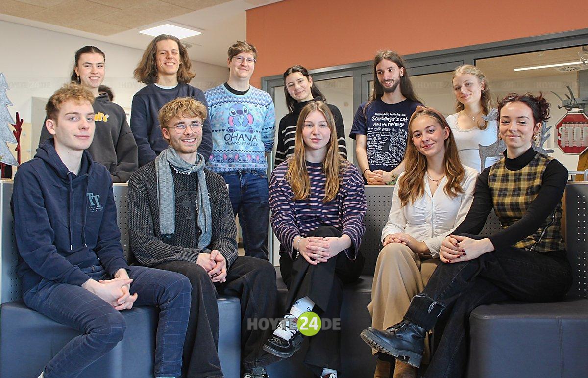 Man sieht die an der Oberschule tätigen Studentinnen und Studenten.