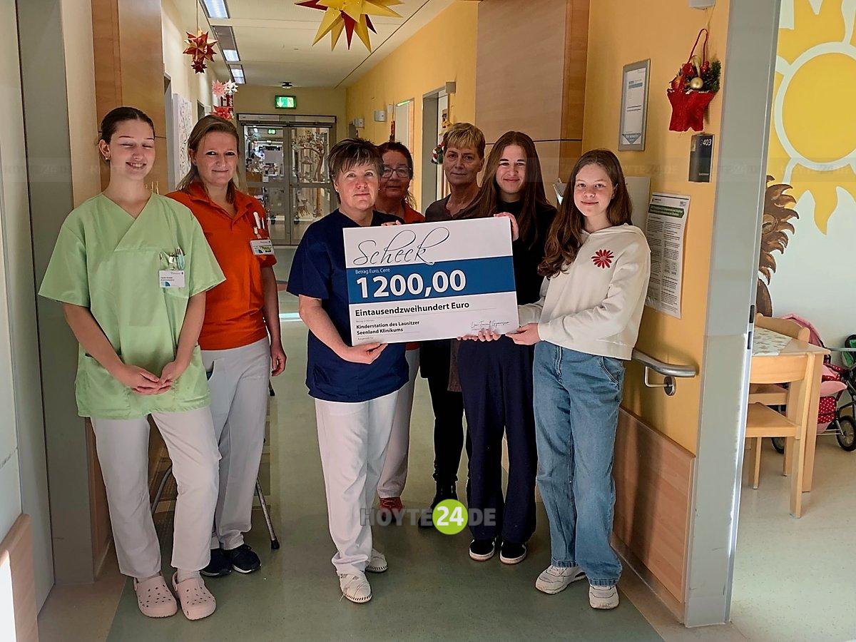 Man sieht die Scheckübergabe.