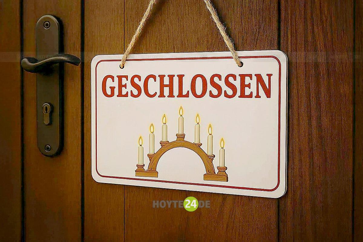 Man sieht eine Tür mit einem Schild "geschlossen" und einem Schwibbogen.