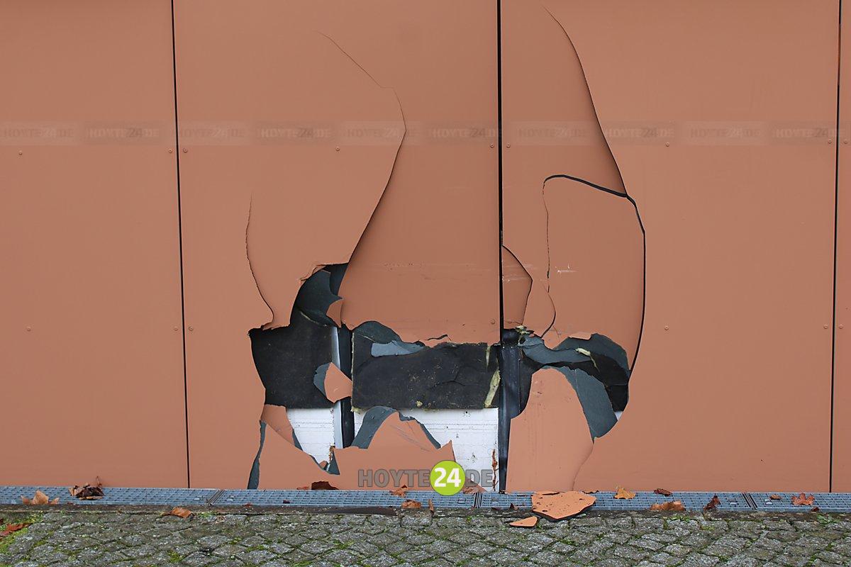 Man sieht die Zerstörung an der Mobilitätszentrale der VGH in Hoyerswerda.
