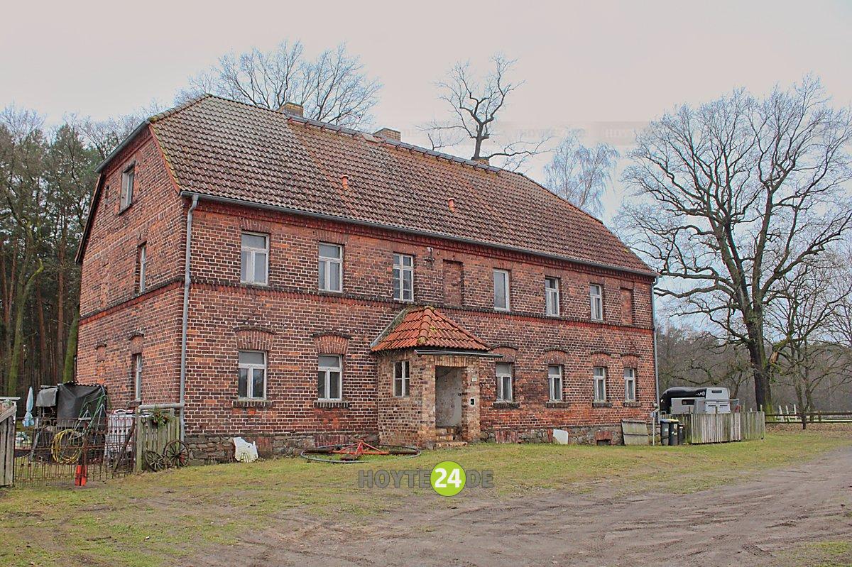 Man sieht das Haus Zum Neuhof 52 in Litschen.