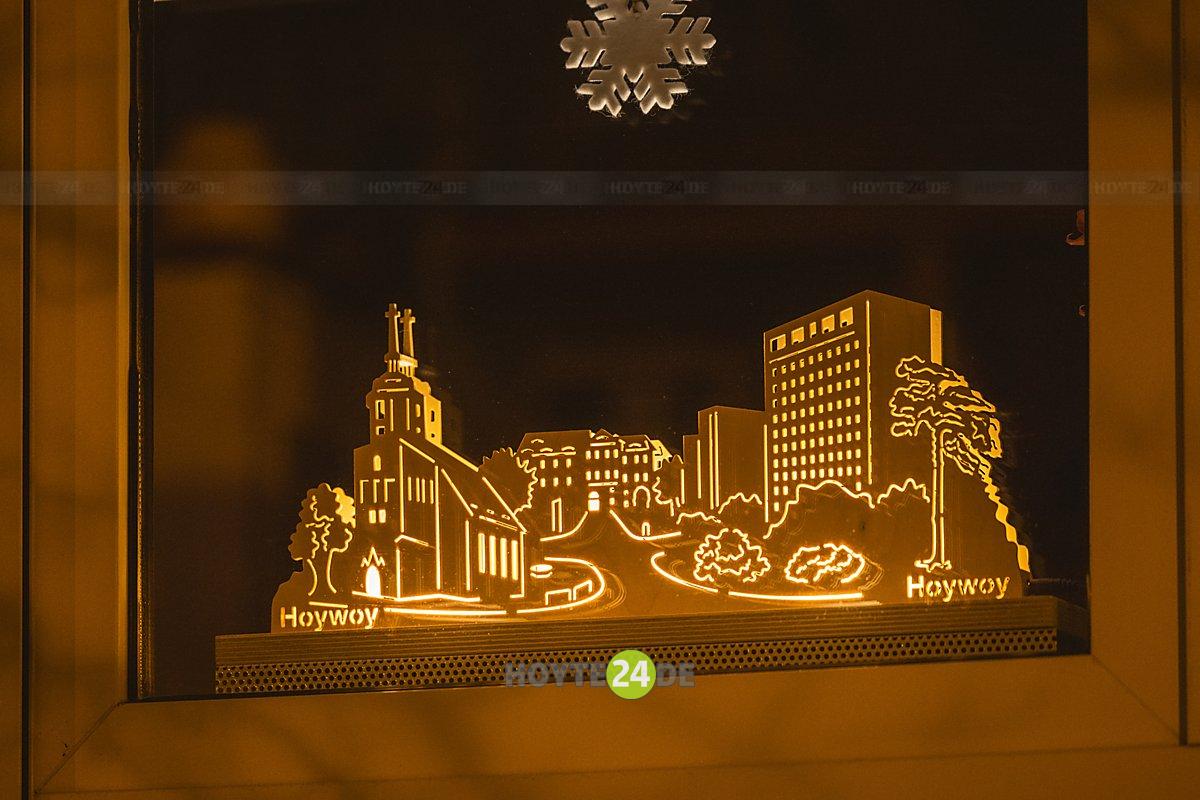 Man sieht weihnachtlichen Fensterschmuck in Hoyerswerda.