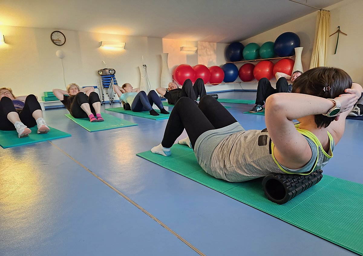 Man sieht die Rückenschule bei der Hoy-Reha.