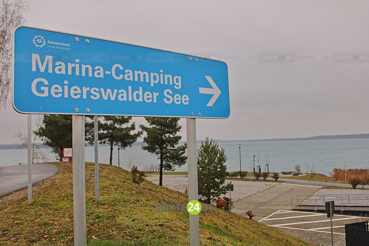 Man sieht ein Schild Marina-Camping Geierswalder See.