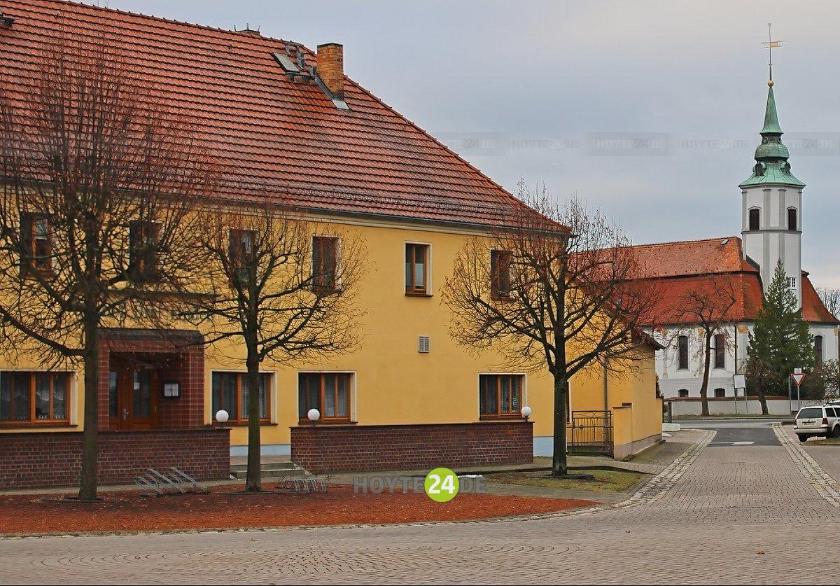 Man sieht den Gasthof Drei Linden und die Kirche von Uhyst.