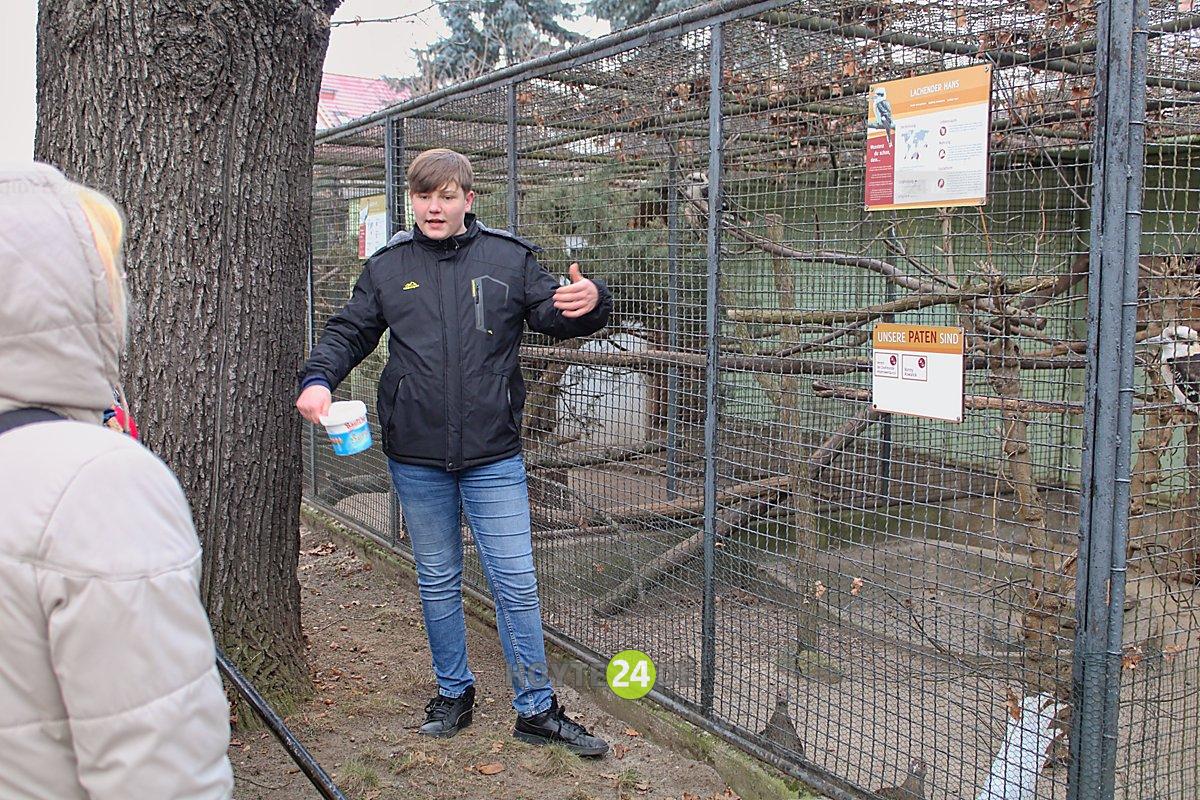 Man sieht Ben Starek bei einer Zoo-Führung.