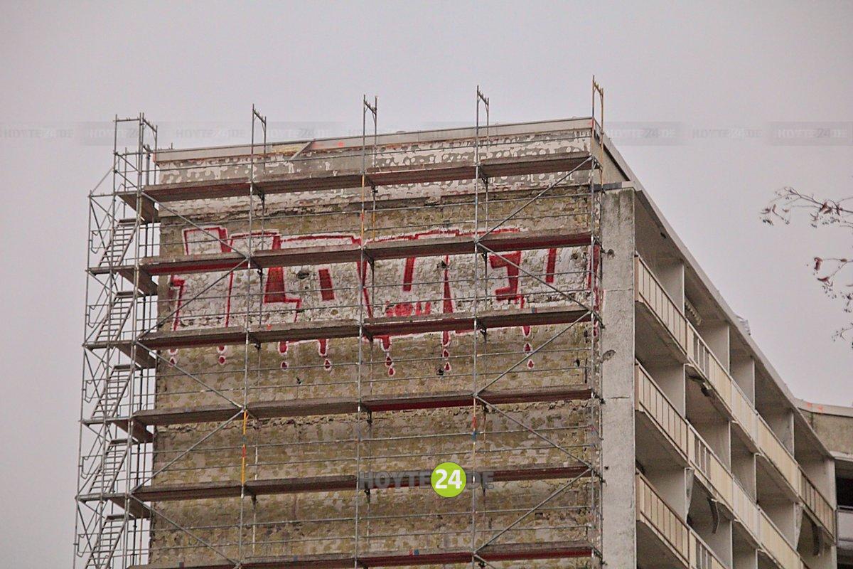 Man sieht den Schriftzug I love u auf dem Giebel des Hochhauses am Knie.