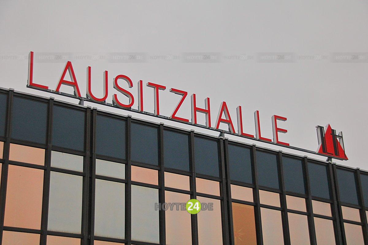 Man sieht den Schriftzug Lausitzhalle.