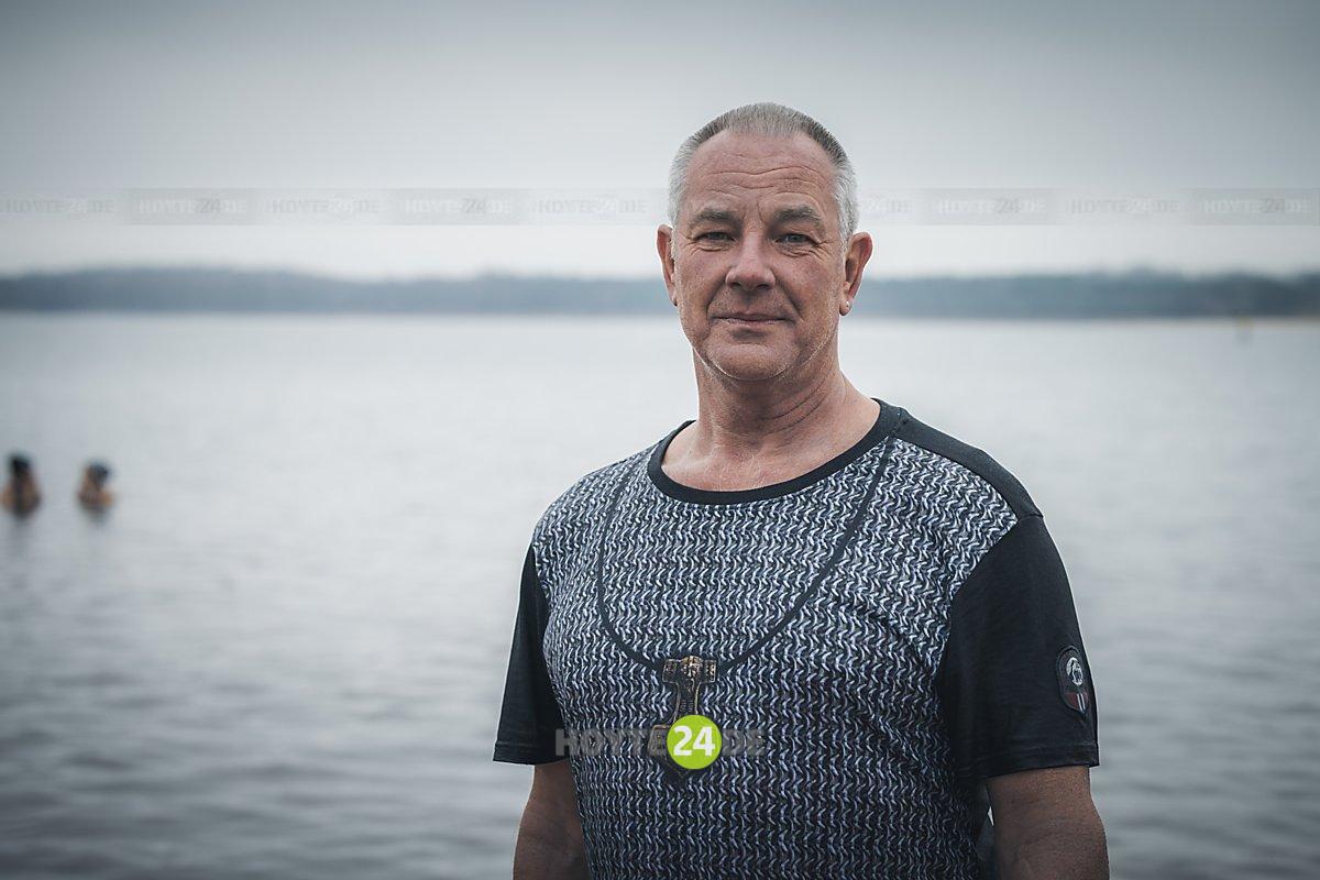 Man sieht Frank Dieter Noack am Dreiweiberner See.