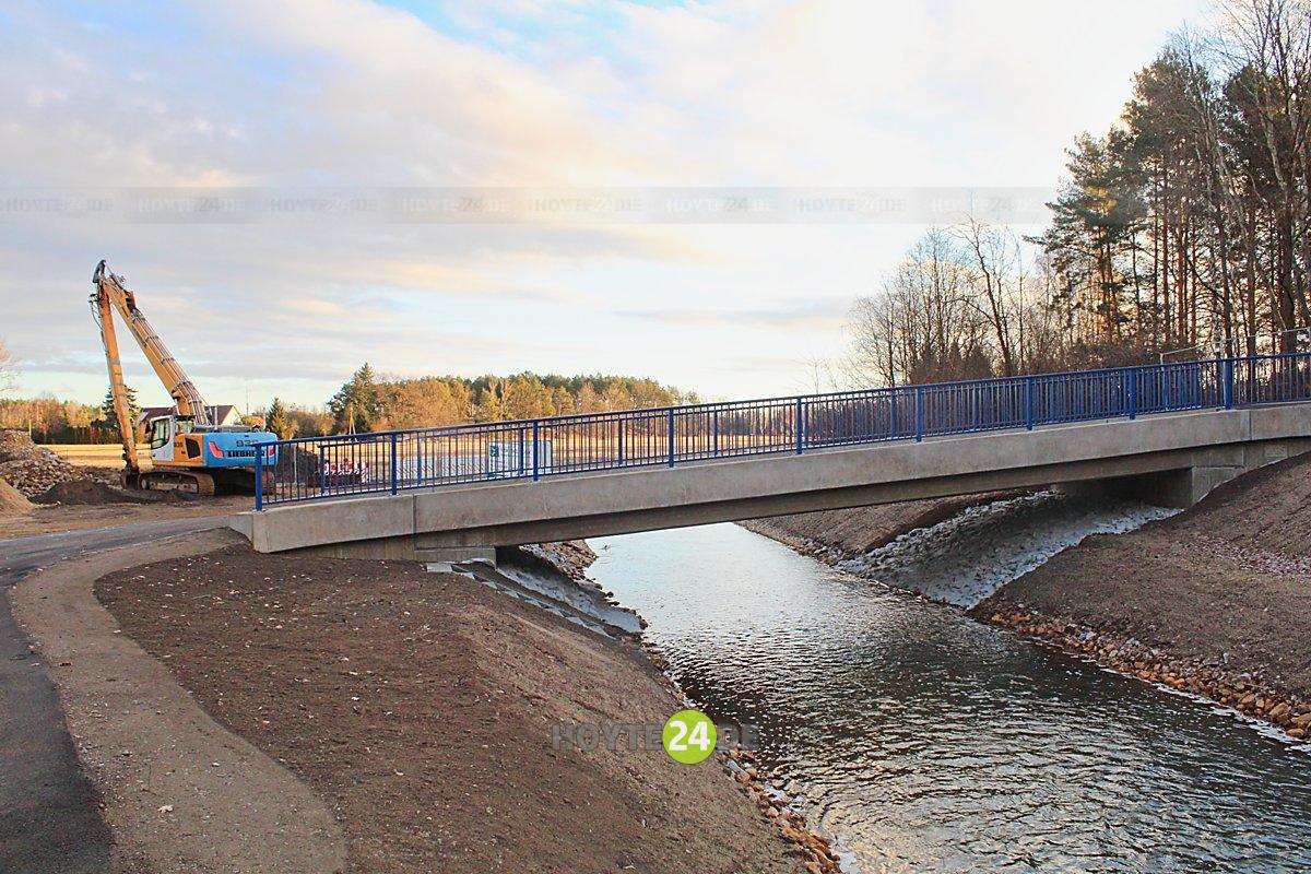 Man sieht die neue Brücke über die Kleine Spree an der Bahn nördlich Burgneudorf.