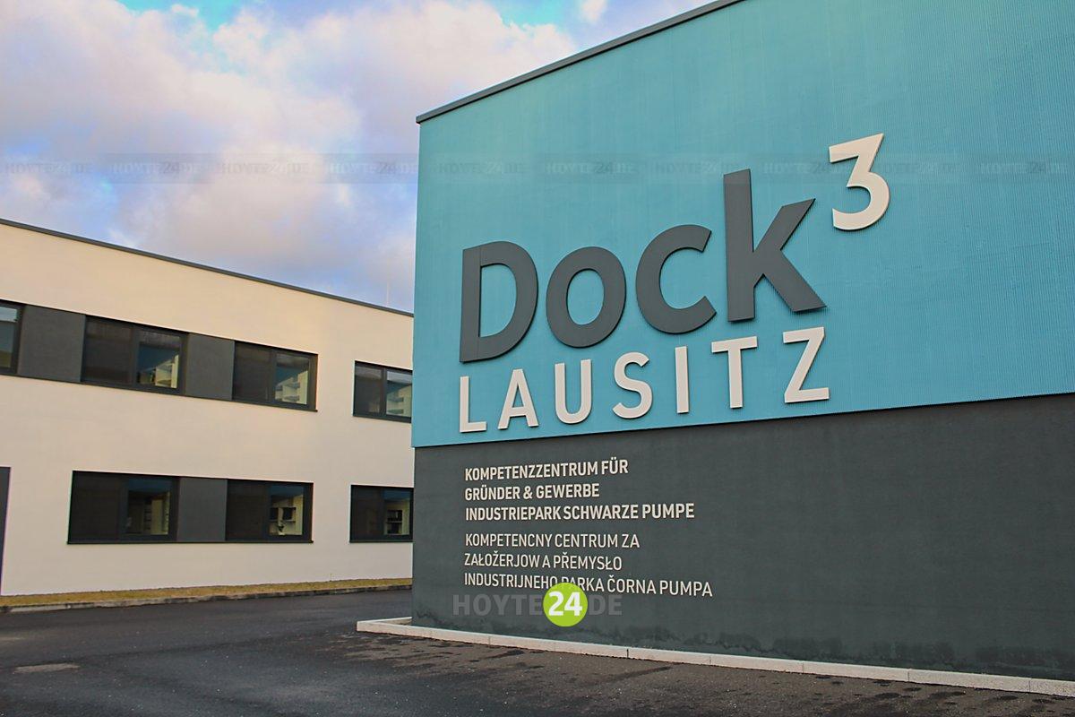Man sieht das Gründer- und Gewerbezentrum Dock 3 Lausitz in Schwarze Pumpe.