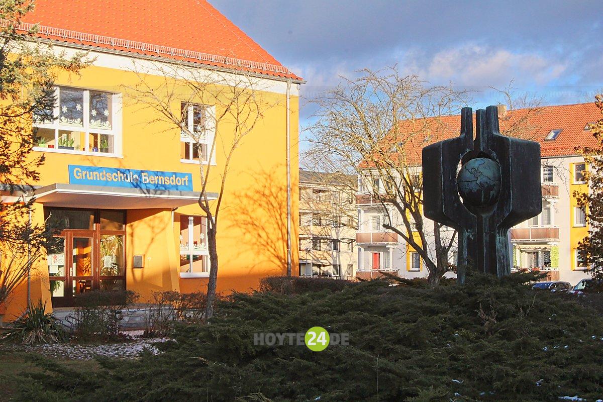 Man sieht die Grundschule Bernsdorf.