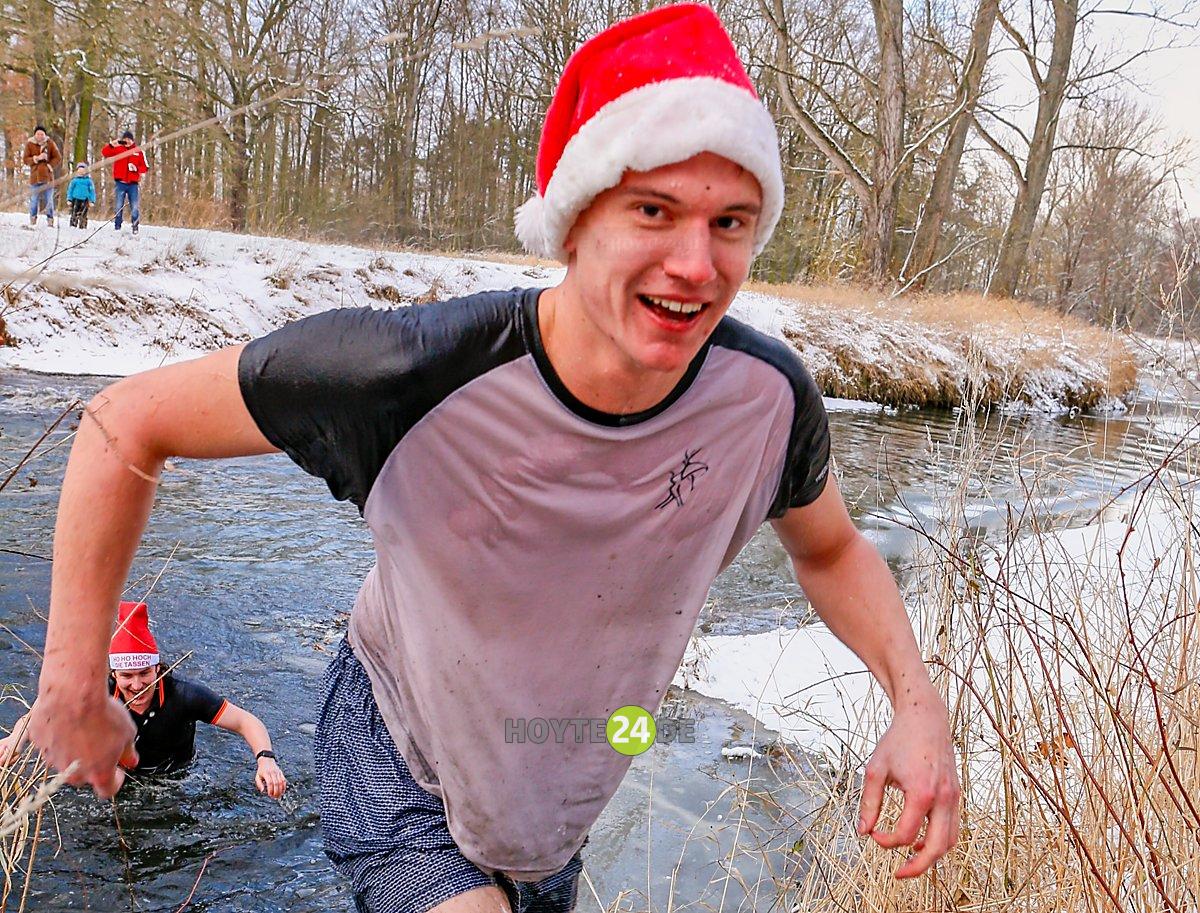 Man sieht einen jungen Mann beim Ausstieg aus der Schwarzen Elster.