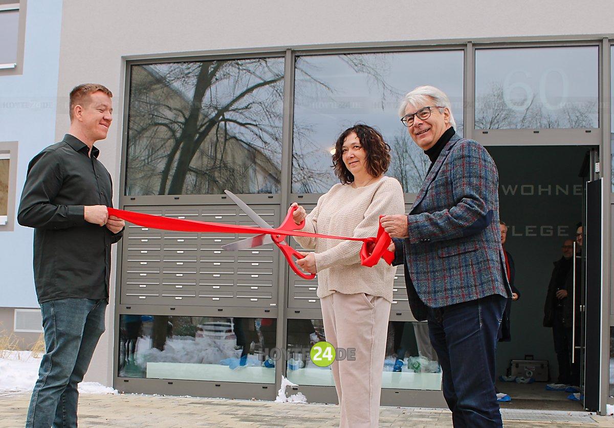 Man sieht Matthias Zindler, Mandy Rauber und Axel Fietzek beim symbolischen Banddurchschnitt.