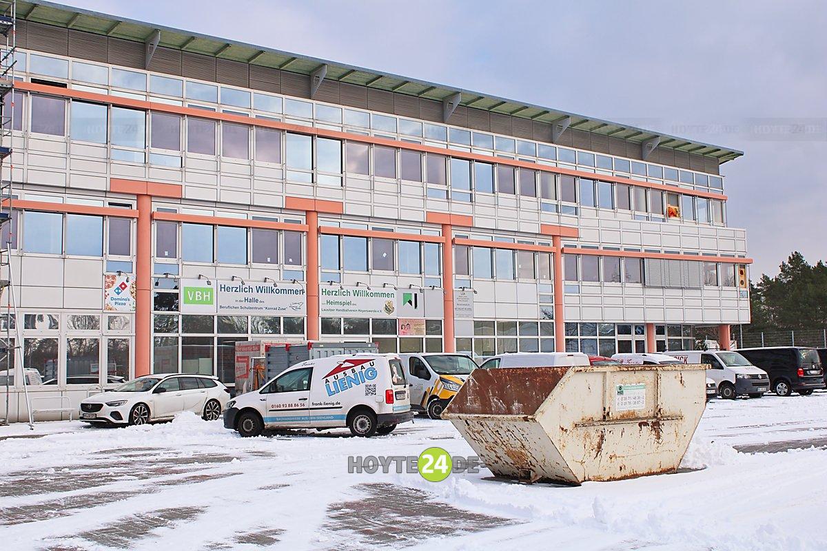 Man sieht die BSZ-Sporthalle von außen.