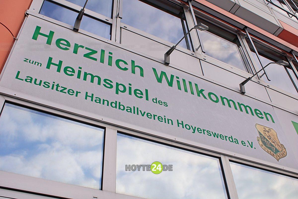 Man sieht das Schild mit der Aufschrift Herzlich Willkommen zum Heimspiel des Lausitzer Handballverein Hoyerswerda e.V.