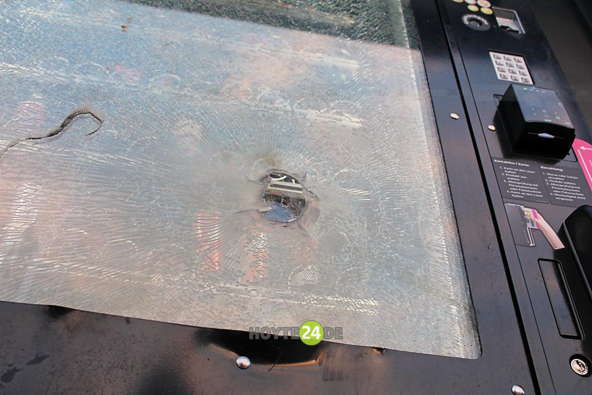 Man sieht die kaputte Scheibe des betroffenen Automaten.