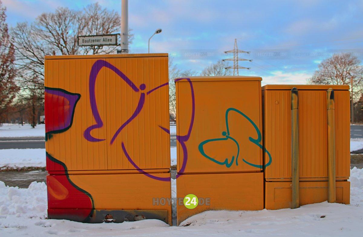 Man sieht gestaltete Stromkästen.