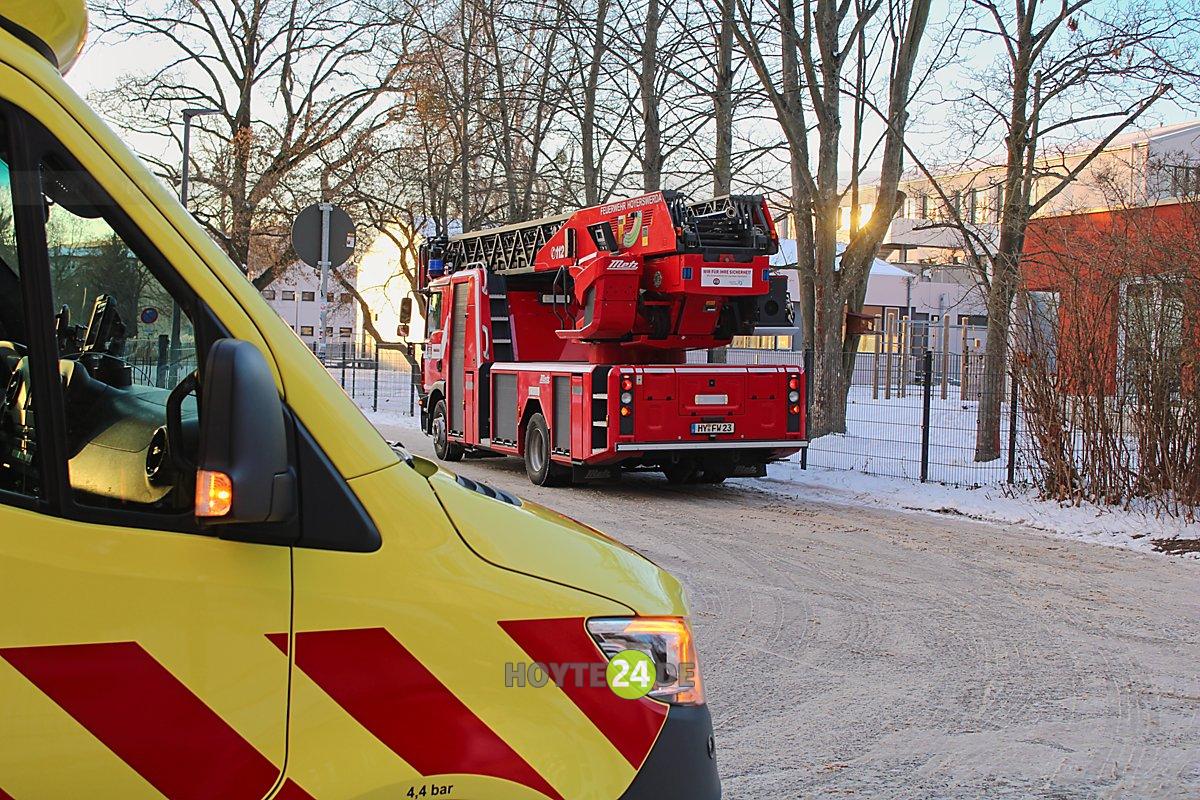 Man sieht einen Rettungswagen und eine Feuerwehr.