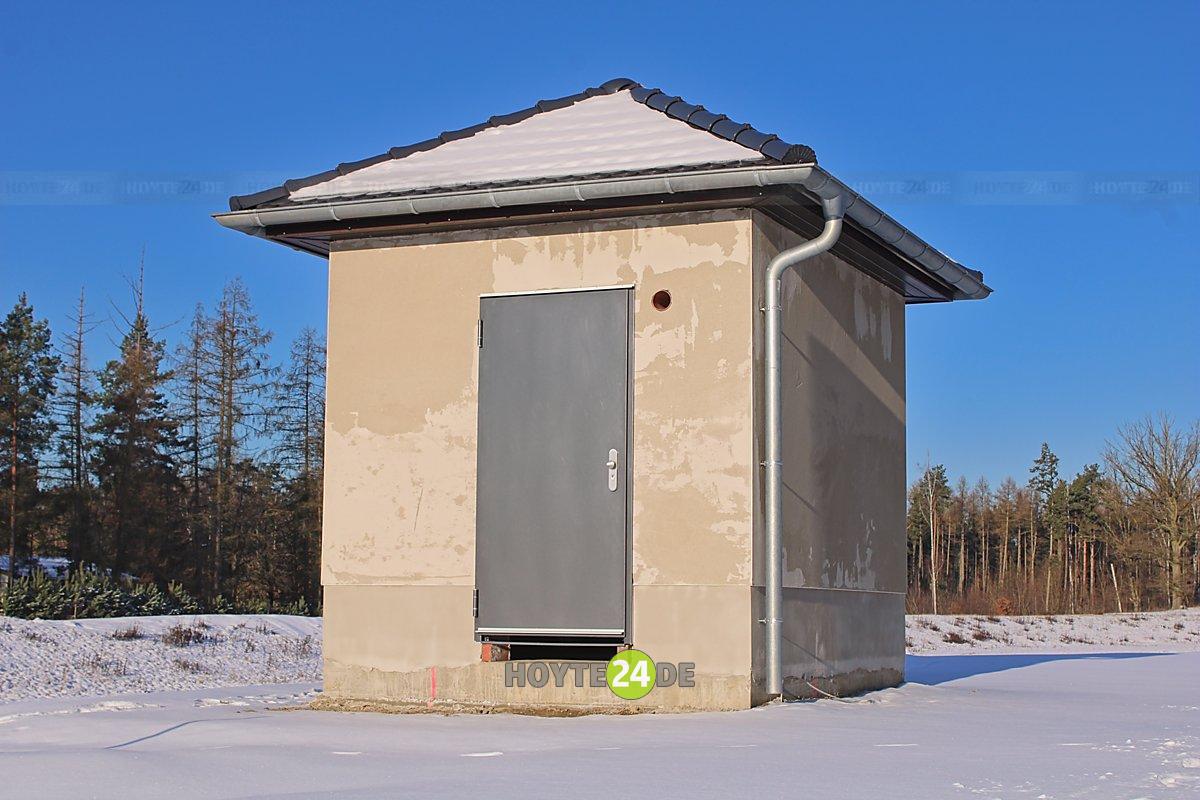 Man sieht das neue Pegelmesshaus an der Schwarzen Elster.