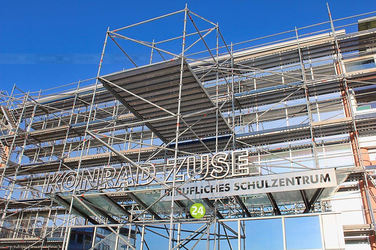 Man sieht den Schriftzug Konrad Zuse - Berufliches Schulzentrum und ein Baugerüst an der Fassade.