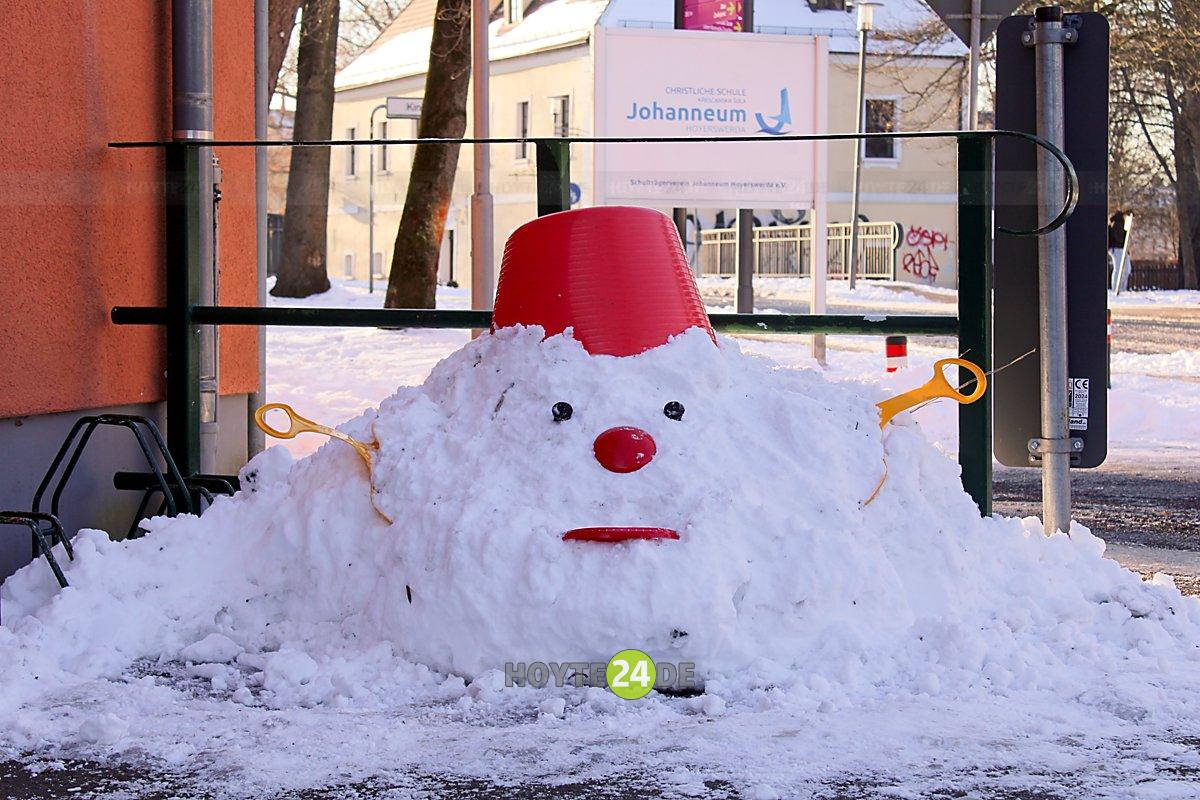Man sieht einen Schneemann vor dem Kinderhaus am Zoo.