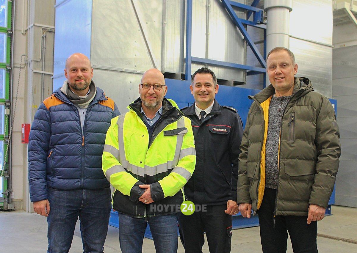 Man sieht VBH-Technik-Chef Jan Schulze, VBH-Geschäftsführer Wolf-Thomas Hendrich, Feuerwehrchef Benny Bastisch und Bürgermeister Mirko Pink,