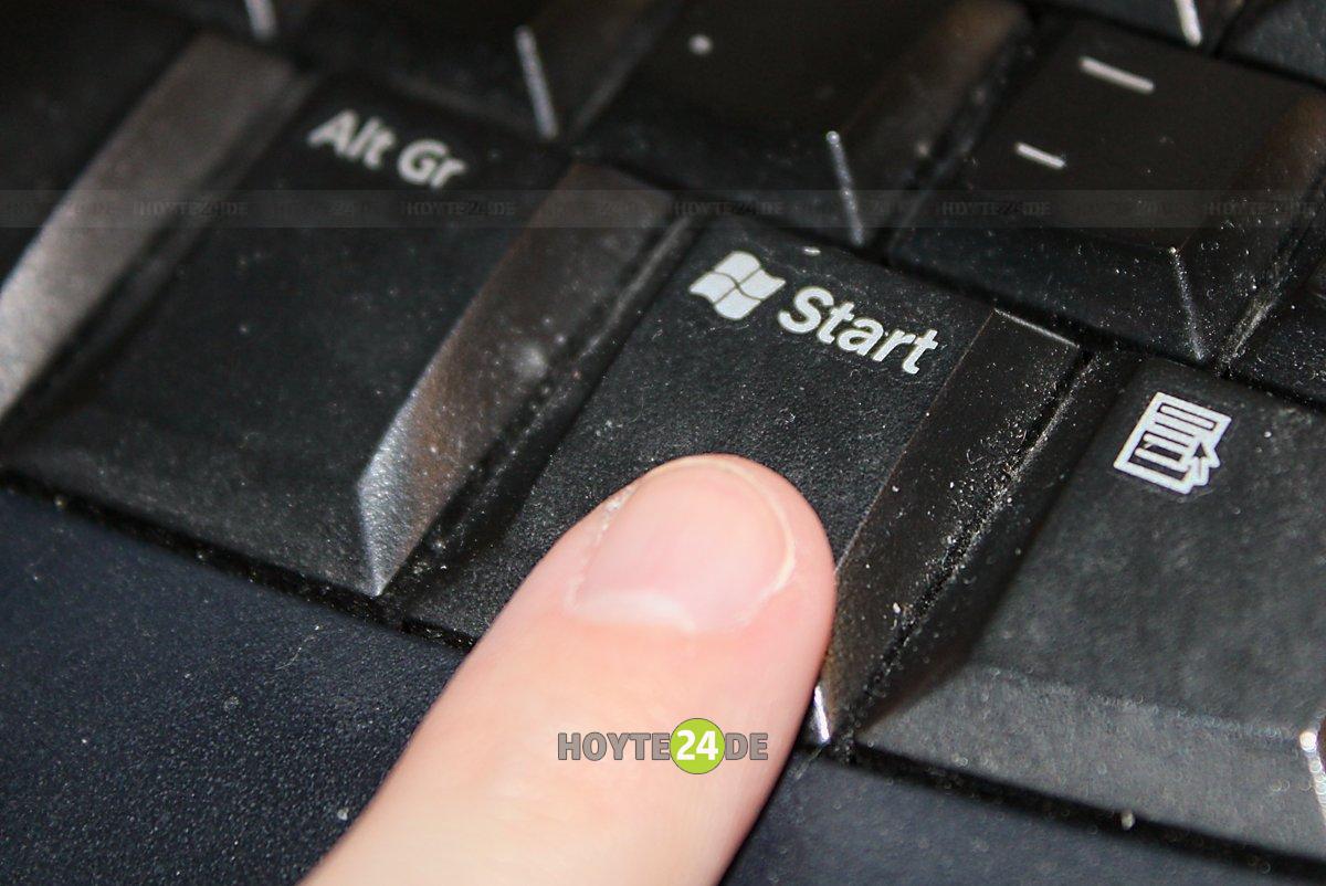 Man sieht einen Finger auf der WIndows-Taste.
