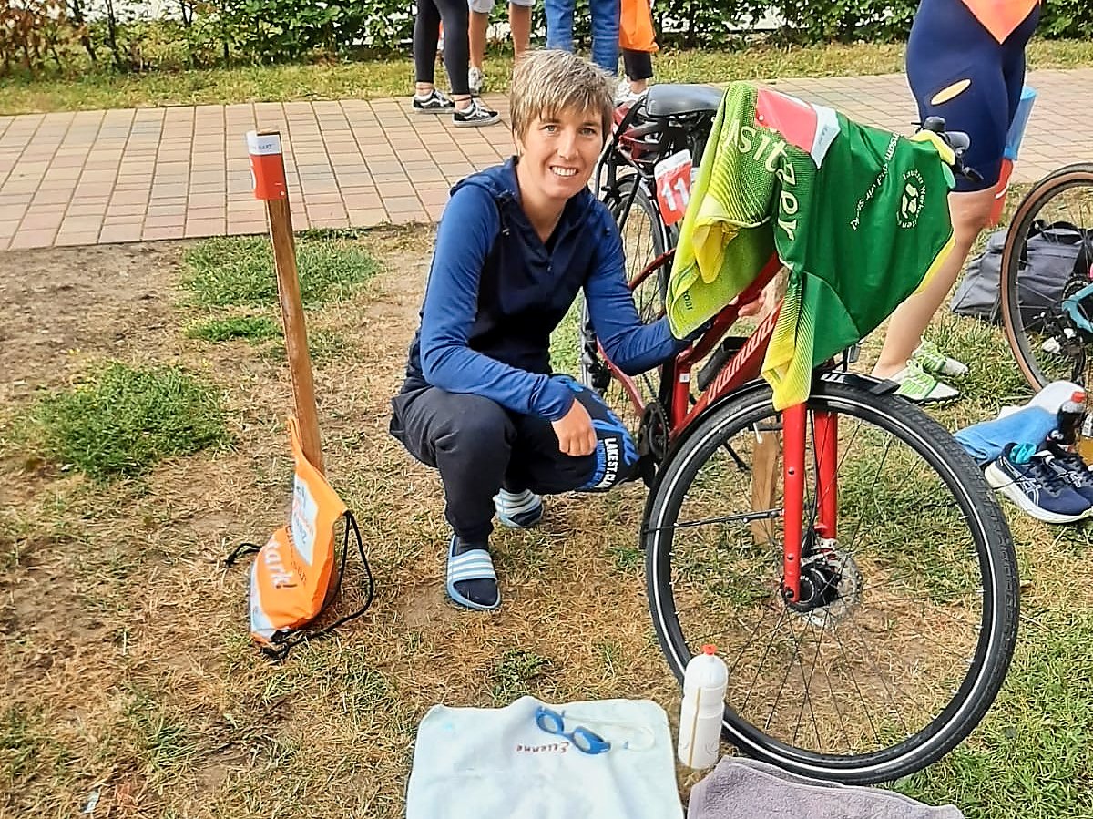 Man sieht Katharina Nolde an ihrem Fahrrad.