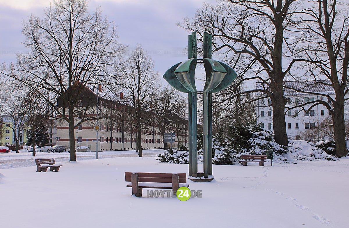 Man sieht den ZDF-Brunnen im Schnee.