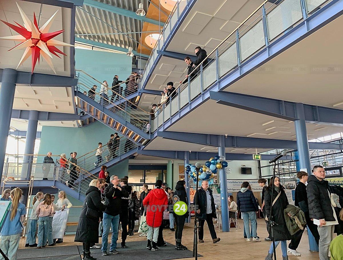 Man sieht das Foyer des Johanneums.