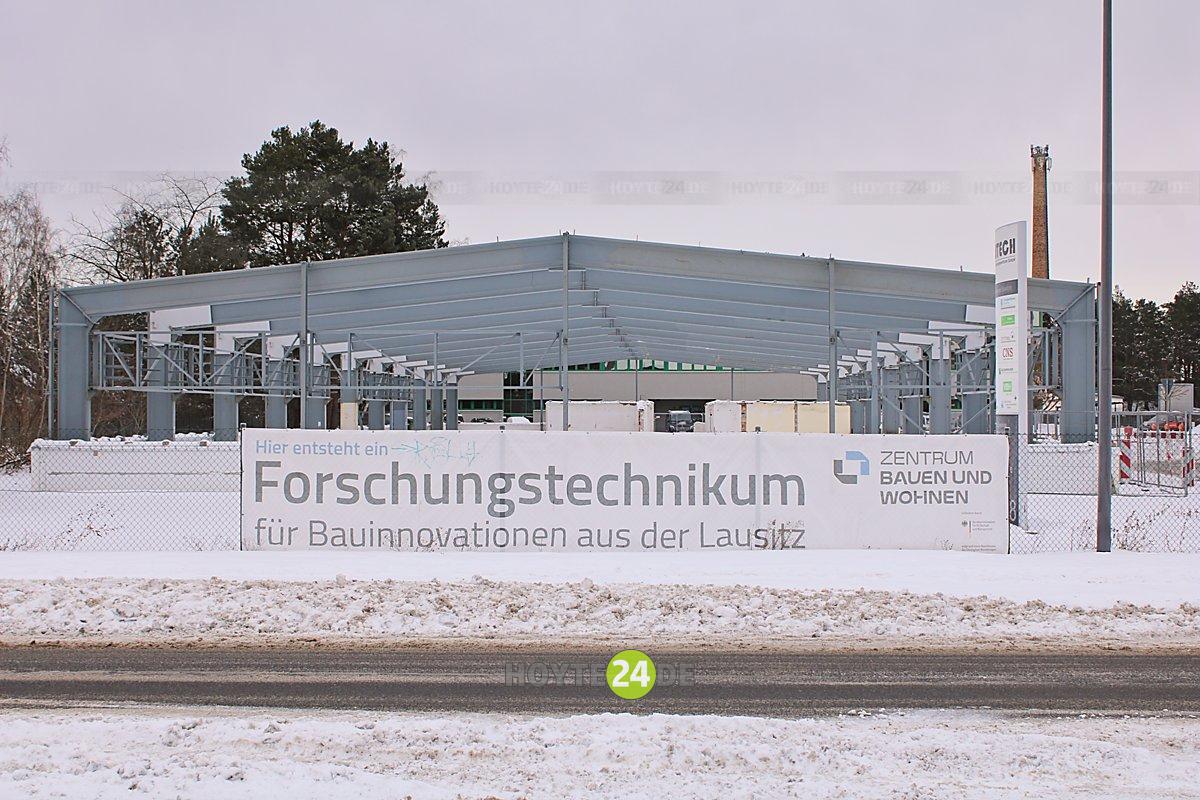 Man sieht die Stahlträger des künftigen Zentrums Bauen und Wohnen.