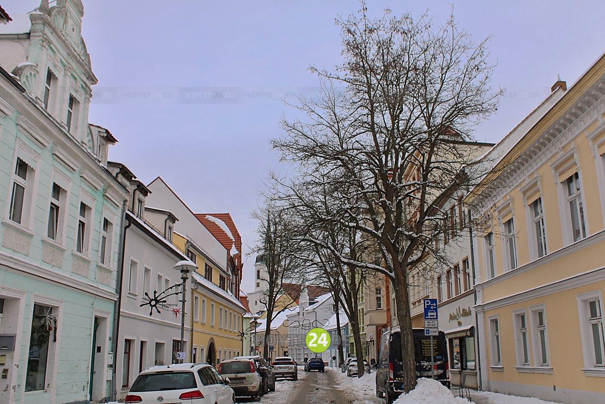 Man sieht ein Stück der Friedrichsstraße mit Bäumen.