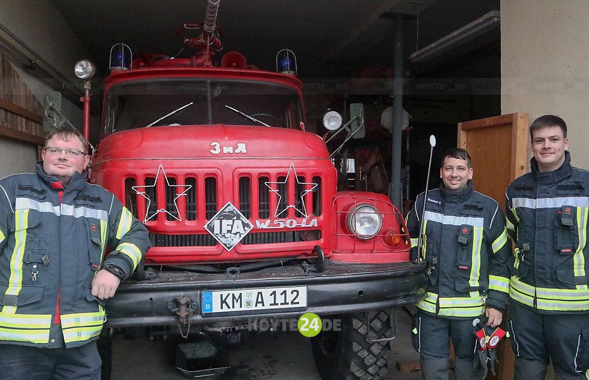 Man sieht André Paulusch, Eric Wegener und Ricardo Buhl vor dem Fahrzeug.