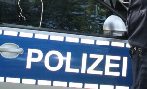 Man sieht den Schriftzug eines Polizeiwagens.