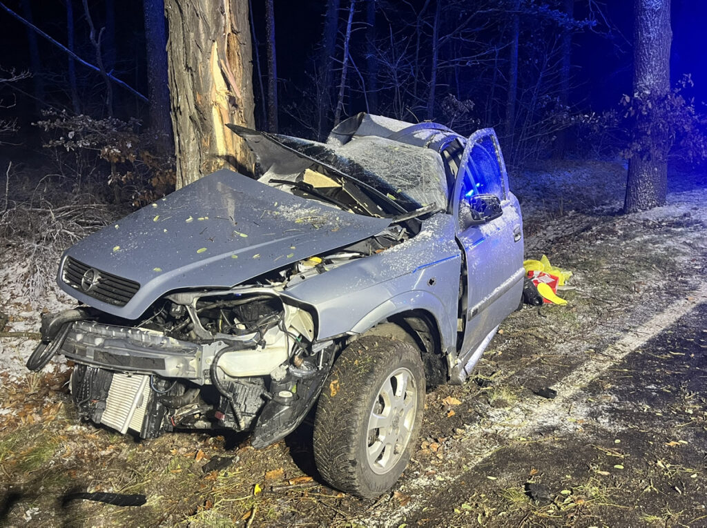 Man sieht einen Verkehrsunfall mit einem zerstörten Auto.