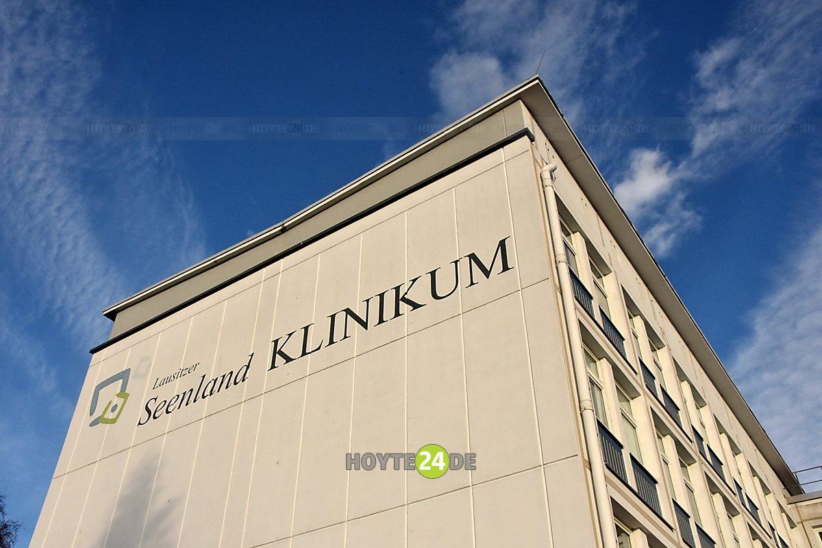 Man sieht das Seenland-Klinikum.
