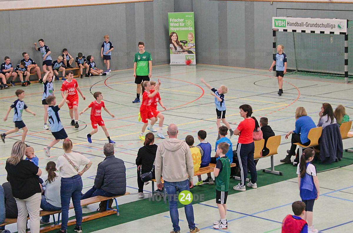 Man sieht einen Spieltag der Handball-Grundschulliga.