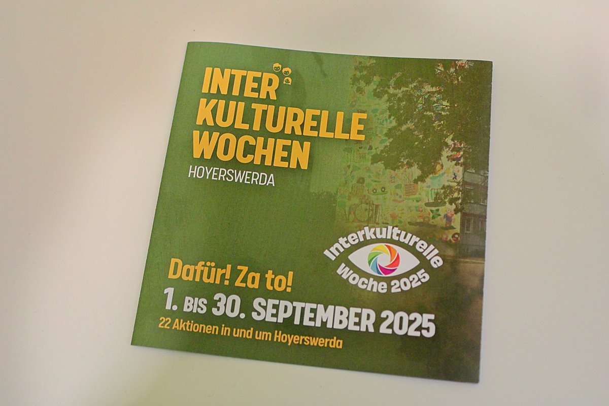 Auf dem Foto befindet sich ein Werbeflyer über die "Interkulturellen Wochen" in Hoyerswerda. Dort steht, dass sie vom 1. bis 30. September 2025 stattfinden und es gibt 22 Aktionen in und um Hoyerswerda.