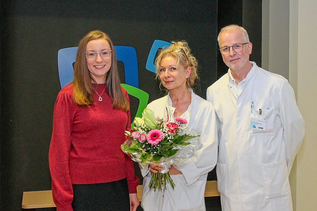 Man sieht Juliane Kirfe, Michele Schreyer und Dr. Michael Jahn.
