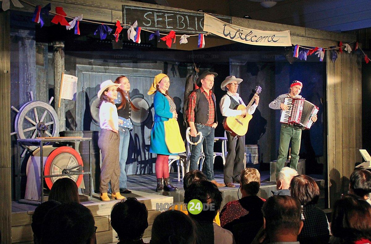 Man sieht die Theaterdarbietung im Grünen Kranz.