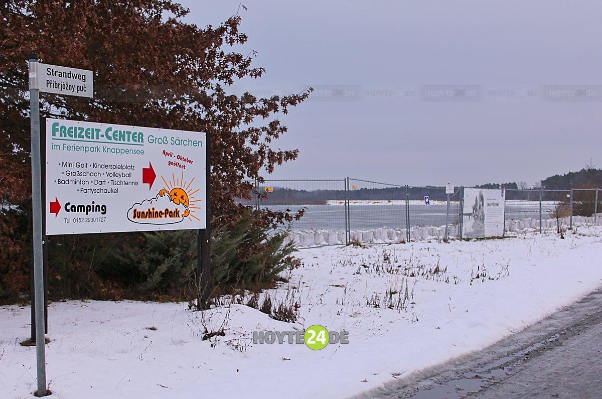 Man sieht den Knappensee in Groß Särchen mit dem Schild Freizeit-Center Groß Särchen.