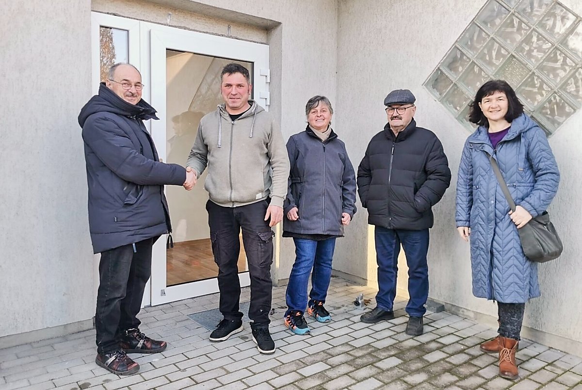 Man sieht die Übergabe-Zeremonie in Dubring.