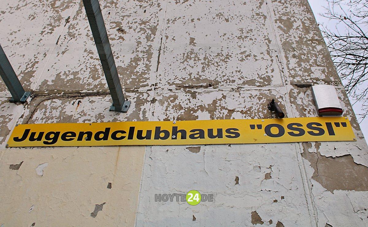Man sieht den Schriftzug Jugendclubhaus Ossi.