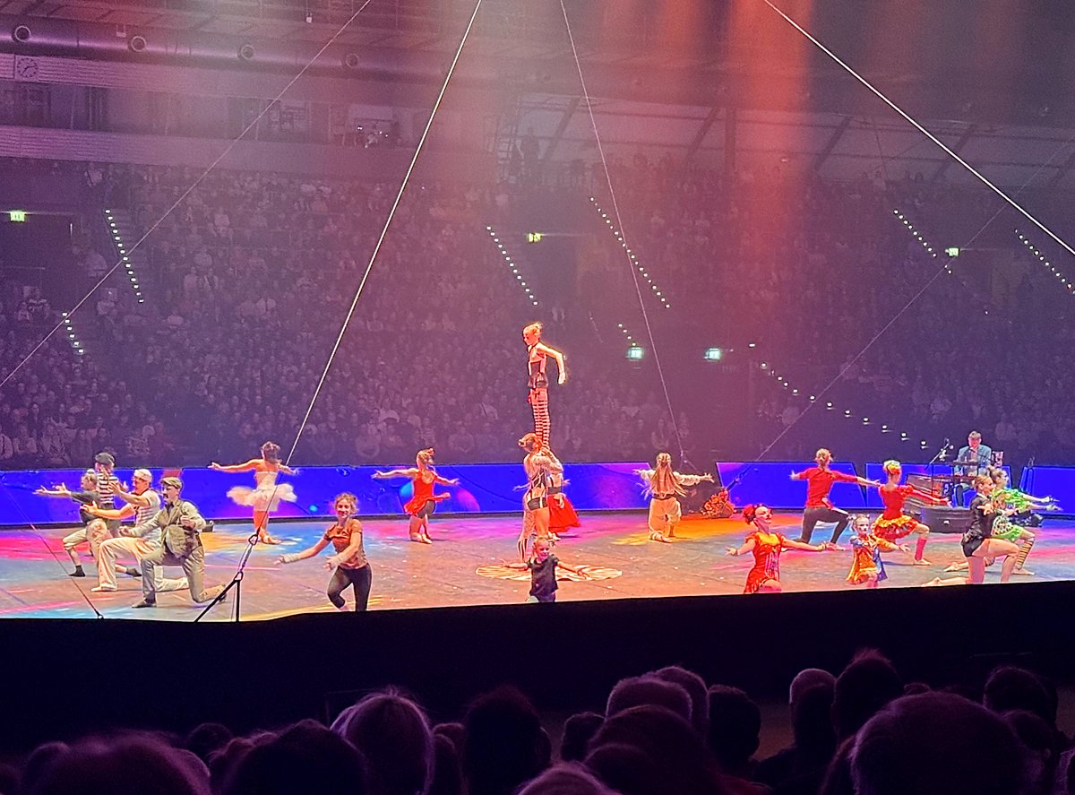 Man sieht die Sportakrobaten aus Hoyerswerda beim Feuerwerk der Turnkunst in Leipzig.